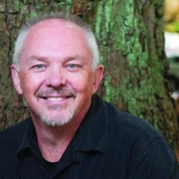 logo Paul Young